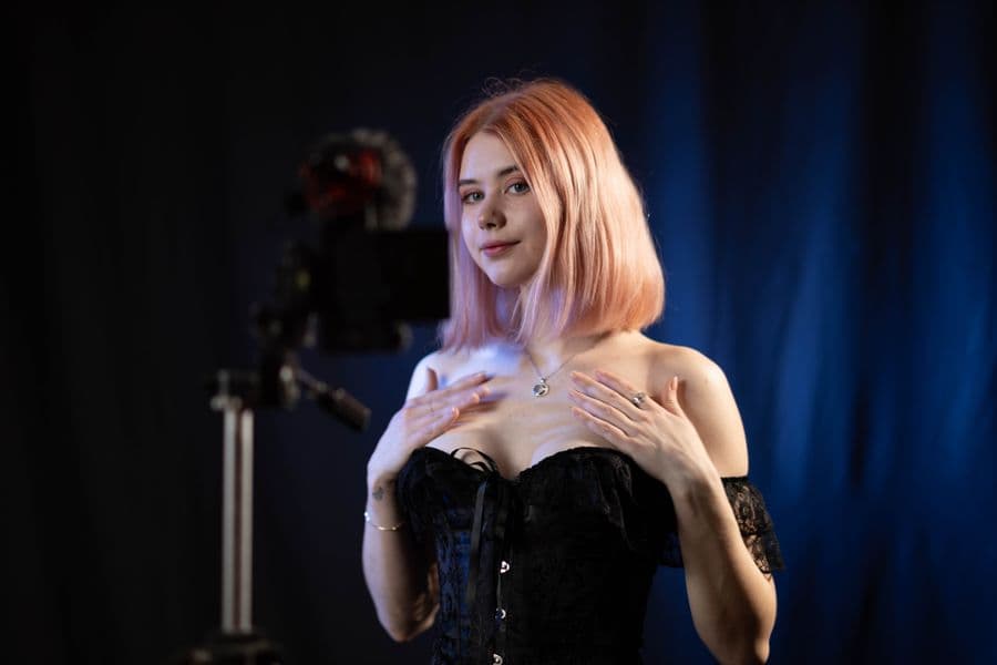 Огорнута м'яким світлом